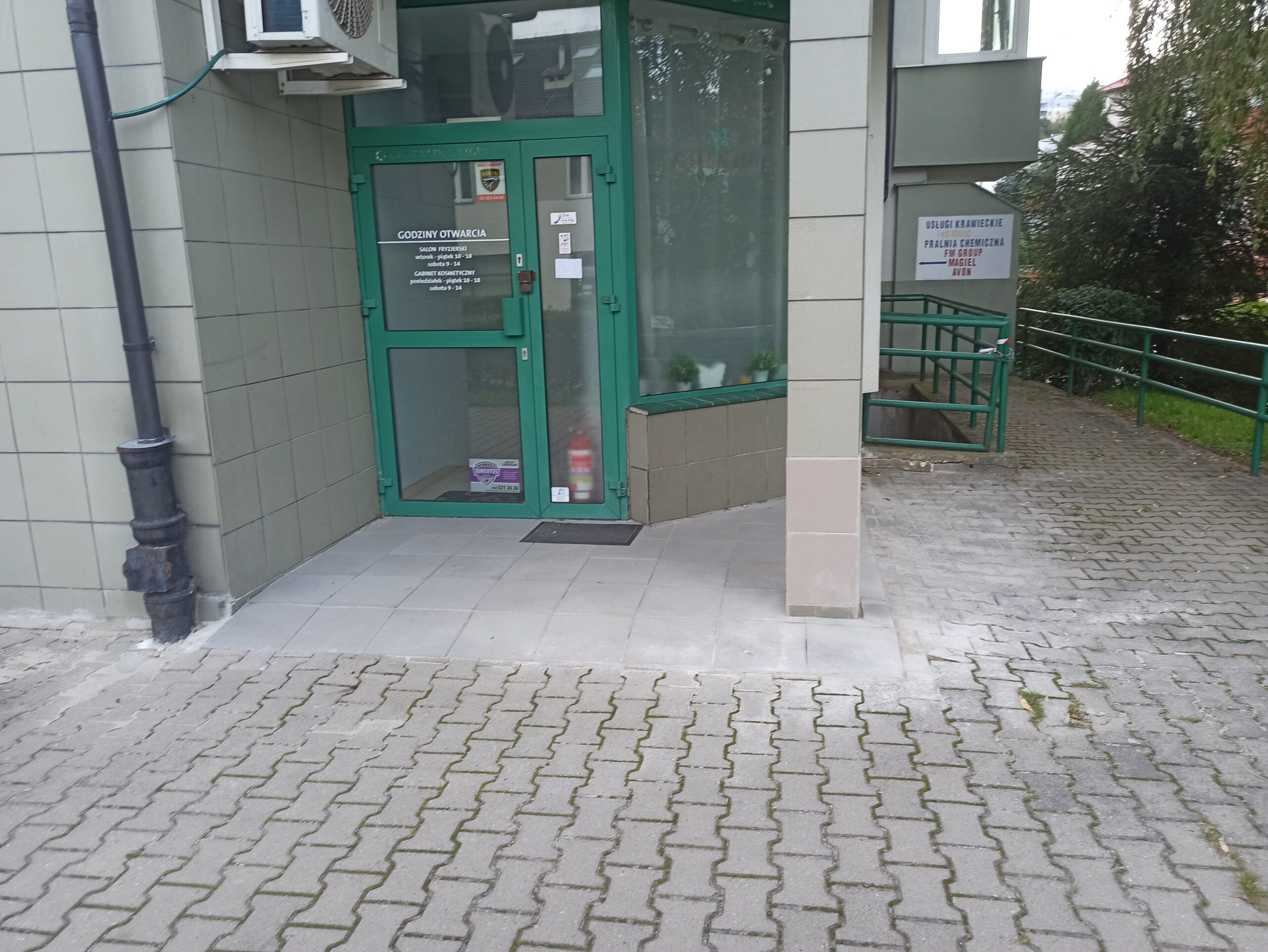Płytka przed salonem fryzjerskim