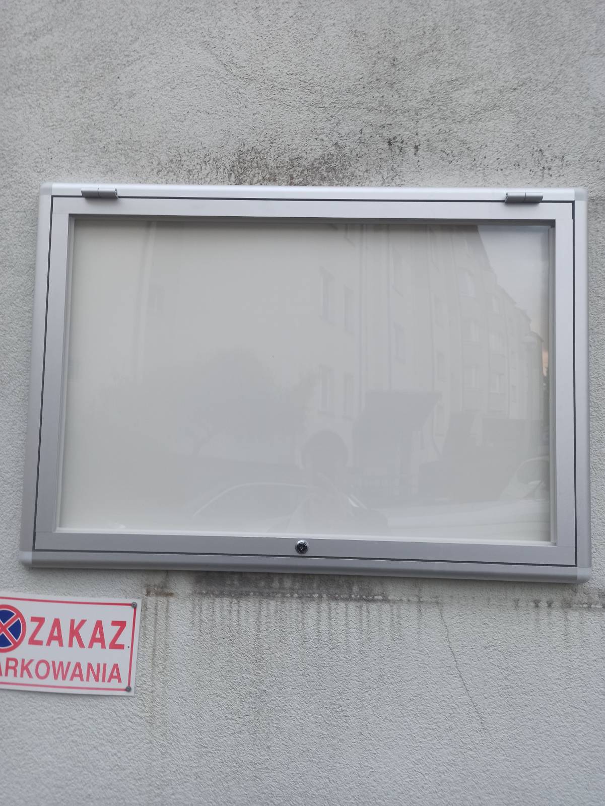 Nowa gablota ogłoszeniowa, zamontowana na ścianie budynku Góralska 19