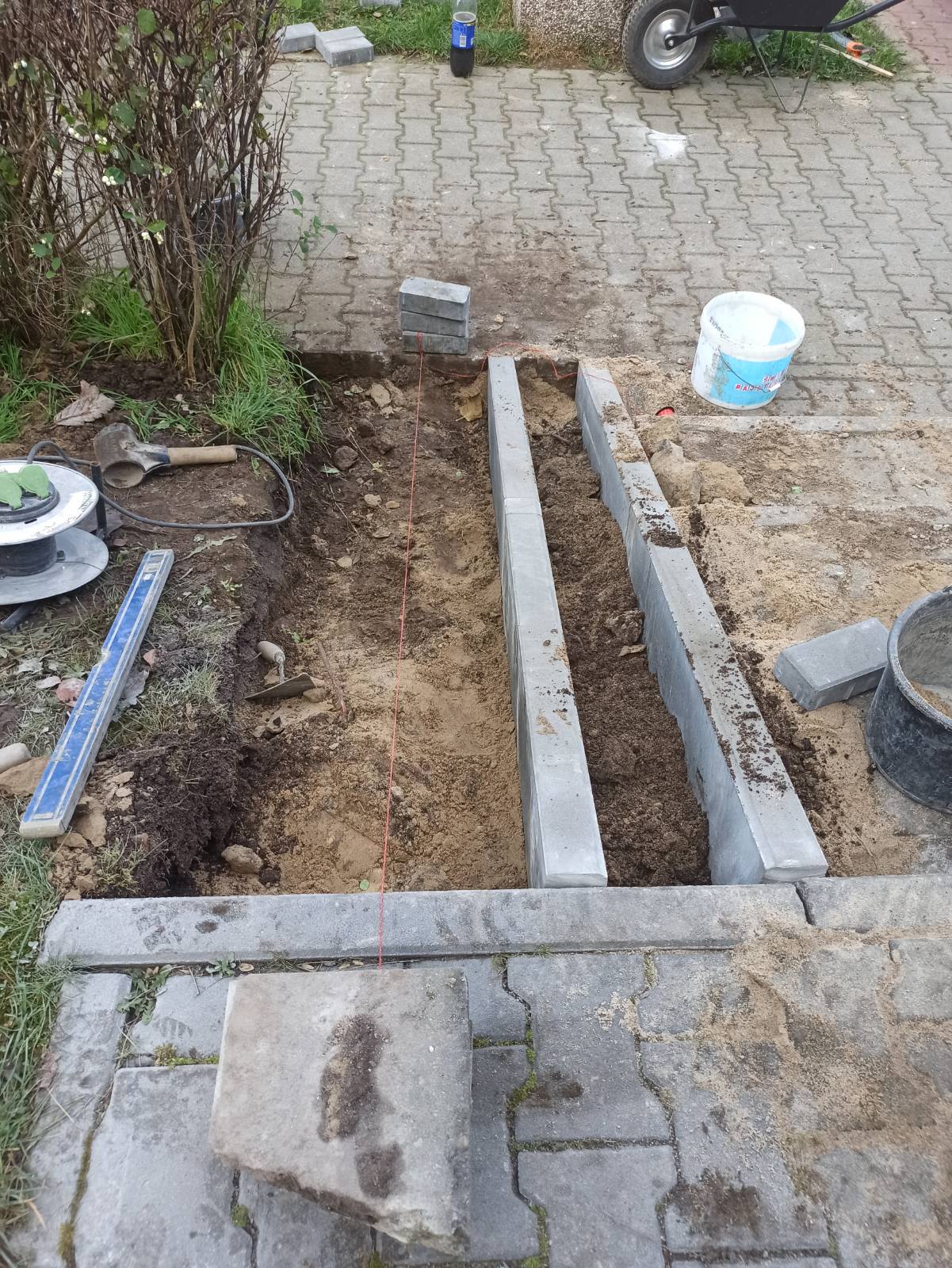 Rozpoczęcie prac brukarskich na wykonanie podjazdu