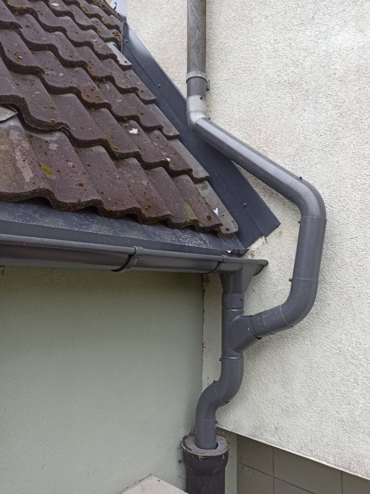 Nowo zamontowana rura spustowa wraz z nowym opierzeniem