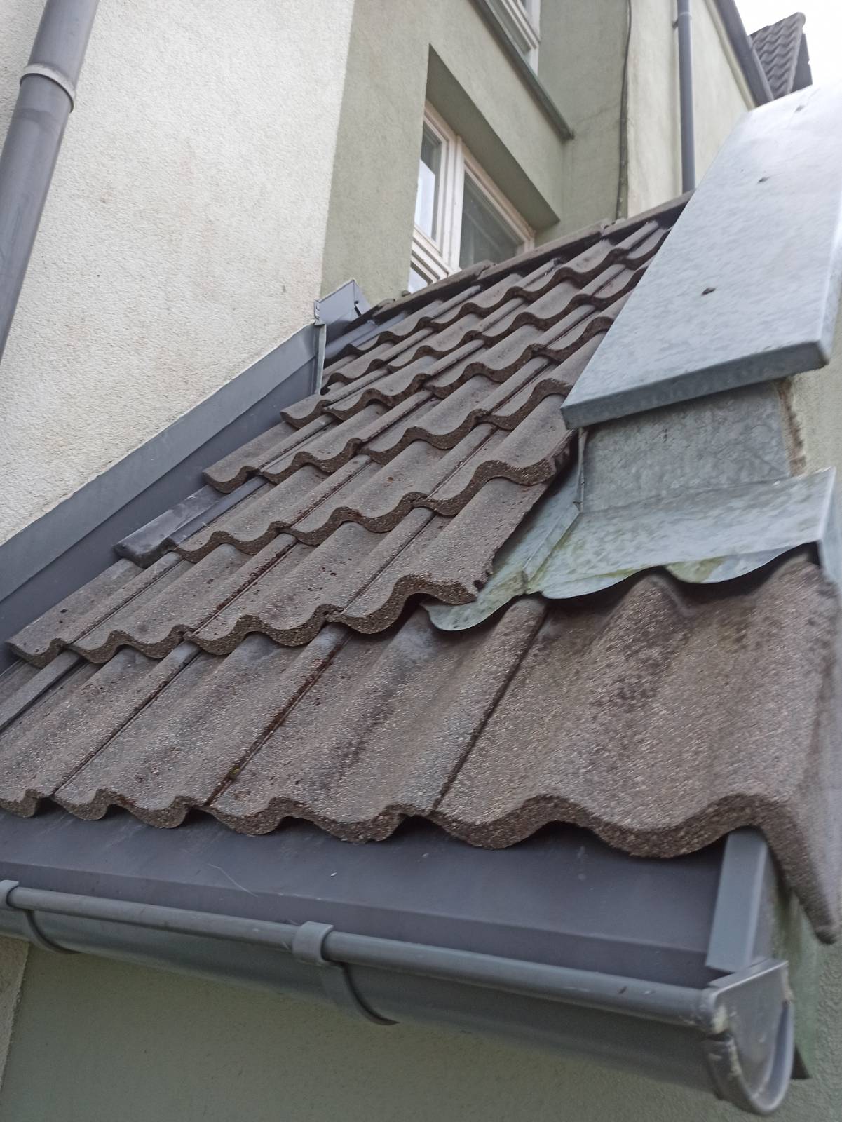 Wyczyszczone z mchu dachówki wiatrołapu