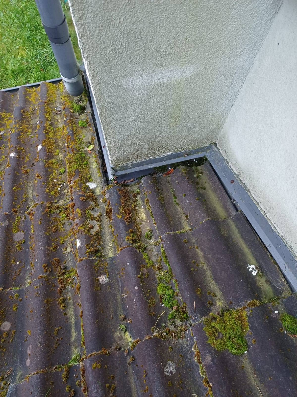 Brudne dachówki i stare opierzenia