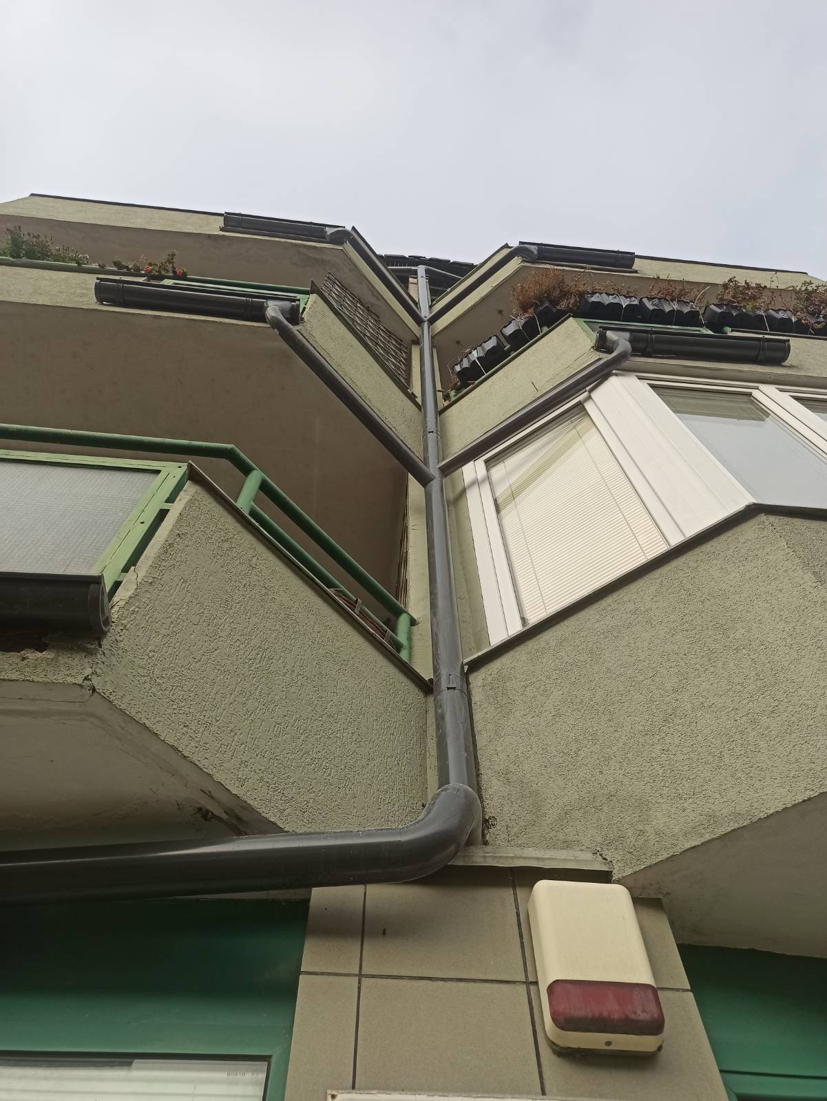 Nowa rura spustowa oraz rynny z balkonów