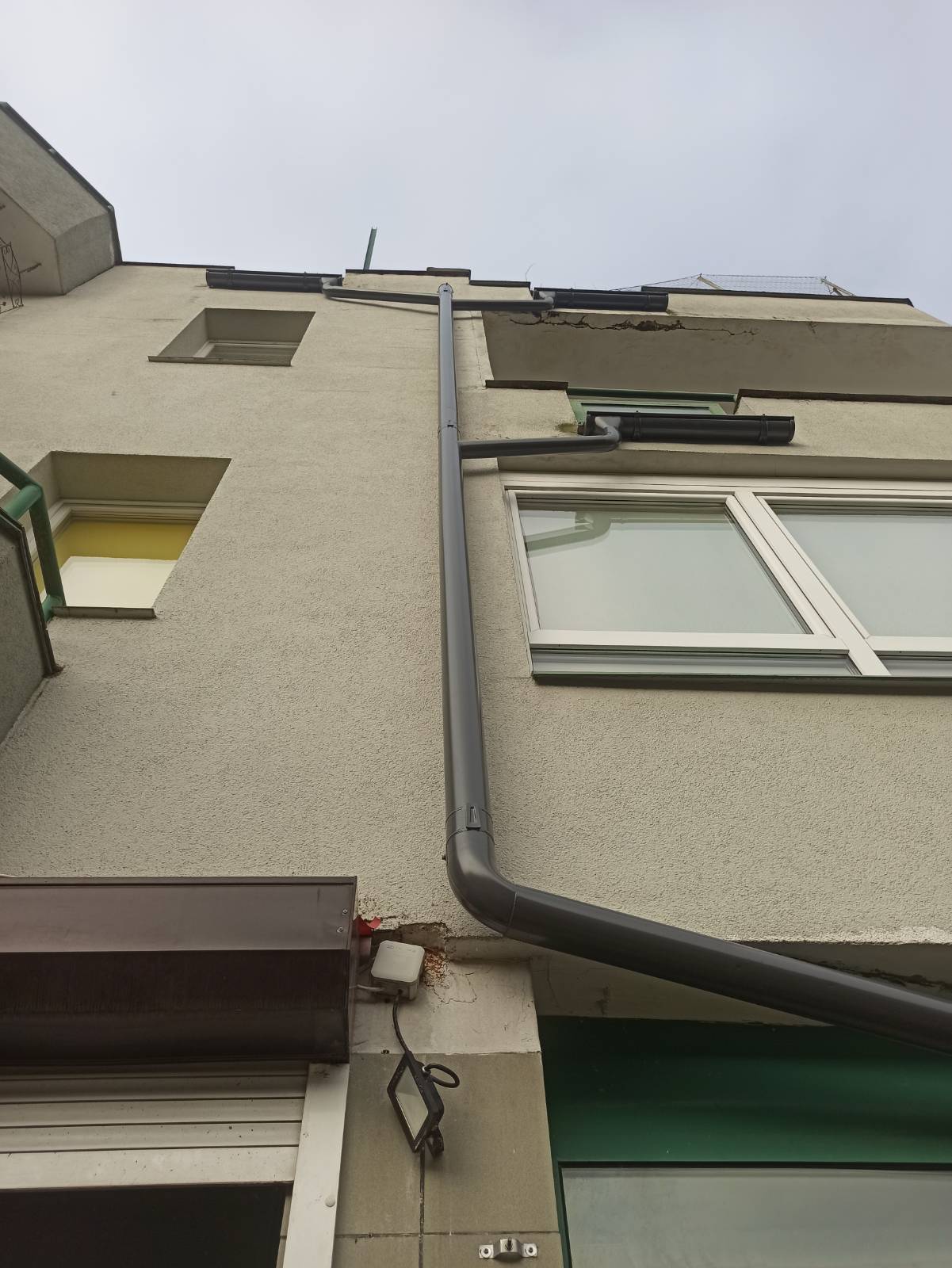 Nowa rura spustowa oraz rynny z balkonów