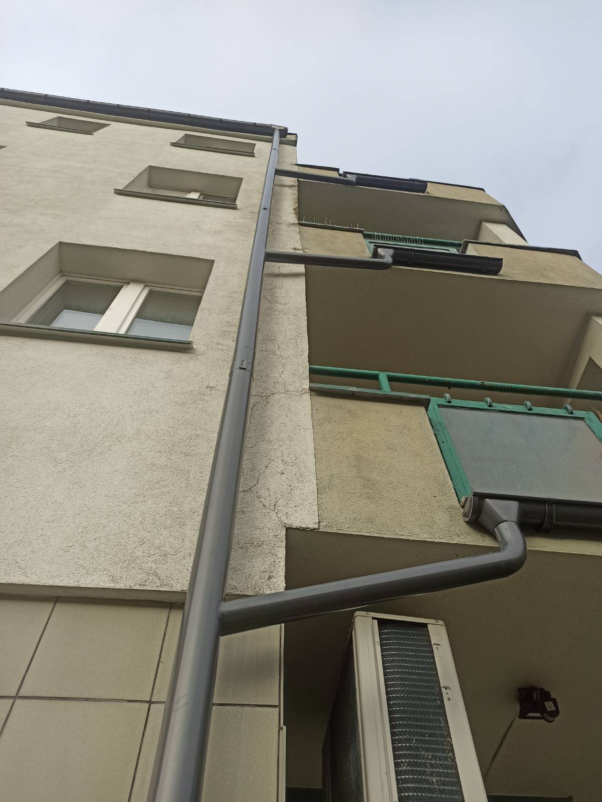 Nowa rura spustowa oraz rynny z balkonów