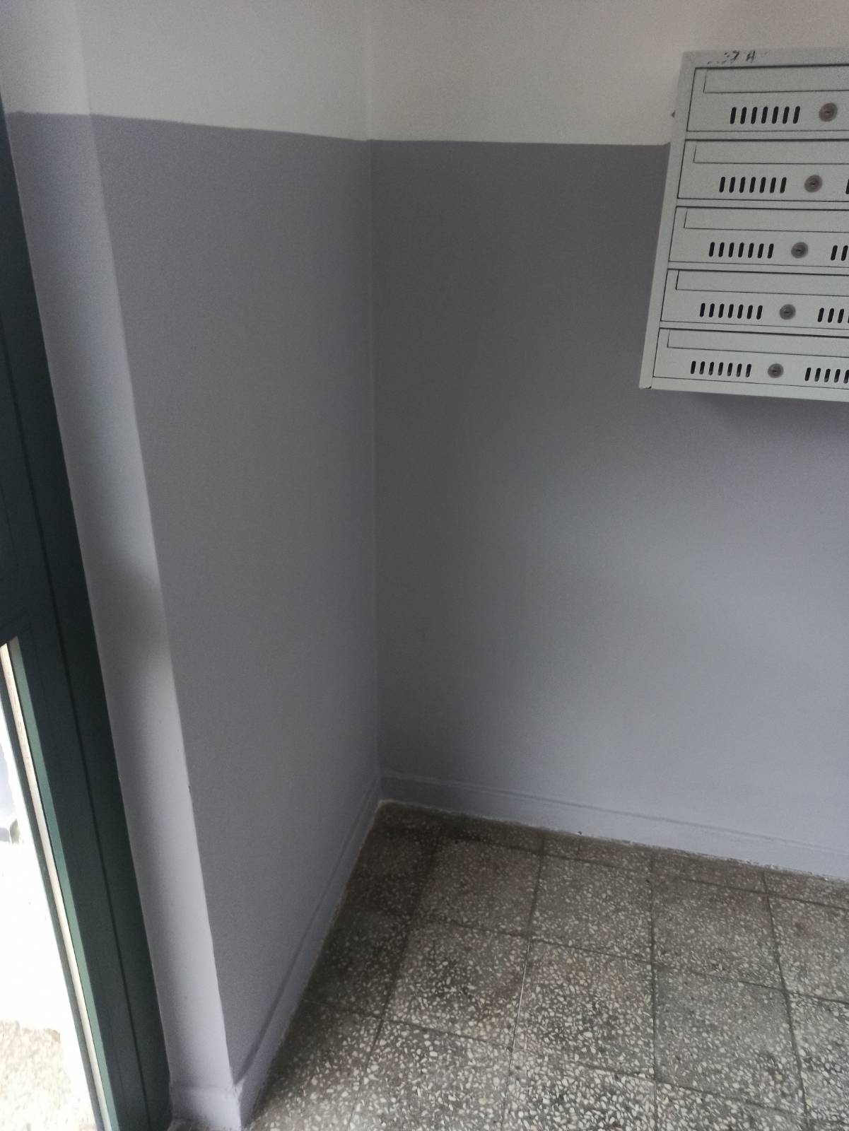 Odmalowana część przy skrzynkach na listy