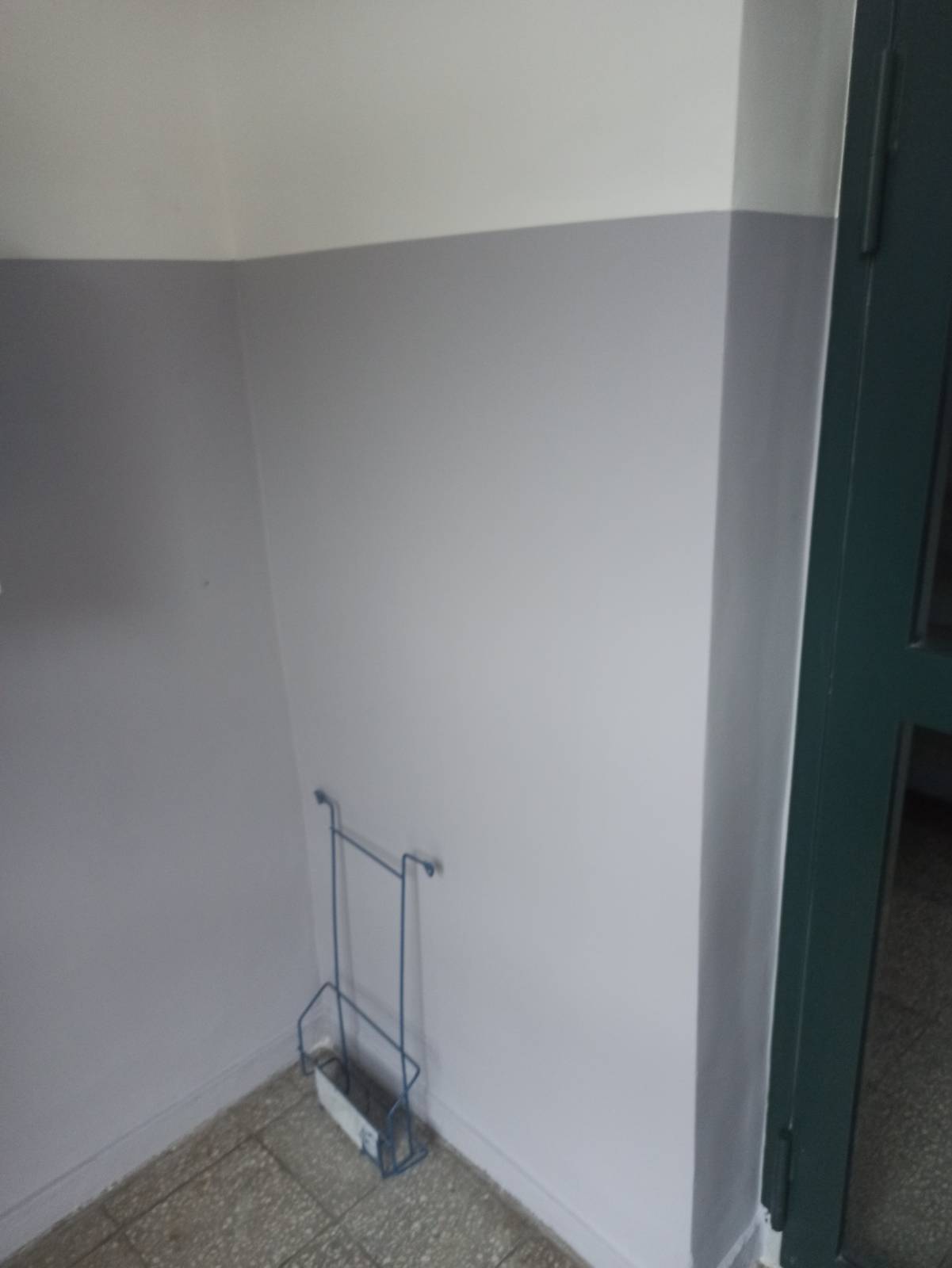 Odmalowana część po prawej od wejścia do klatki schodowej