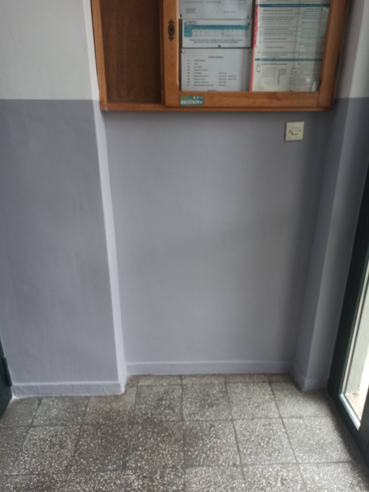 Odmalowana część po stronie gabloty ogłoszeniowej