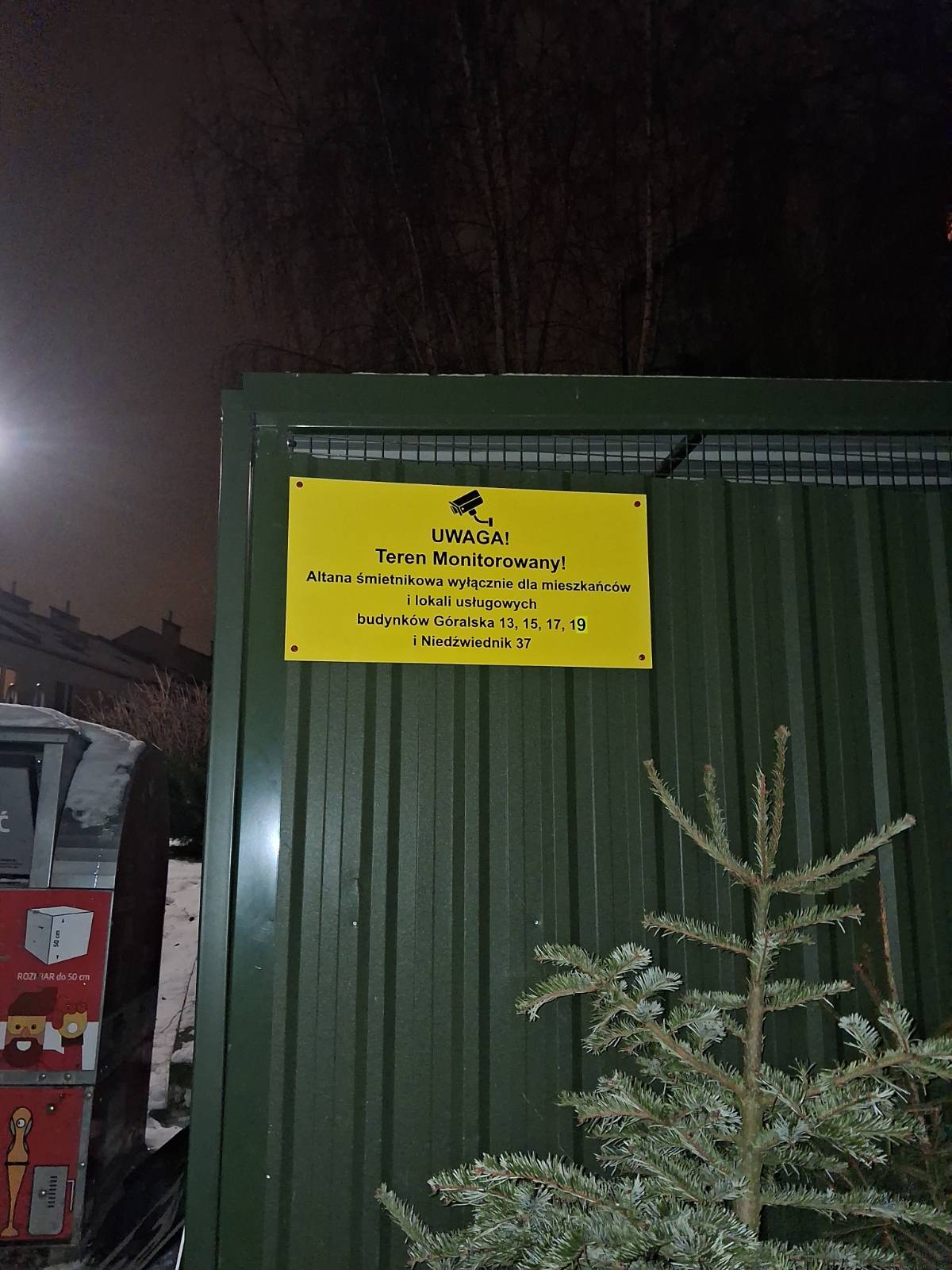 Tablica informacyjna na altanie śmietnikowej przy budynku Góralska 15