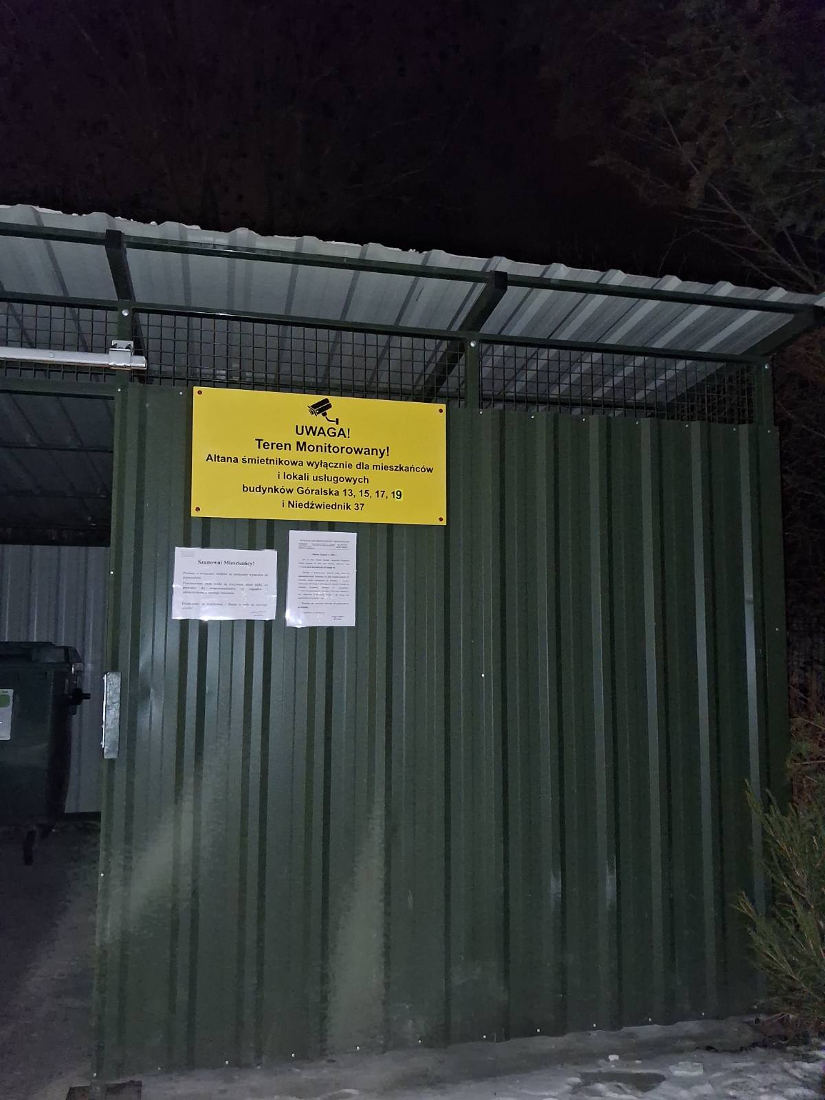 Tablica informacyjna na altanie śmietnikowej przy budynkach Góralska 19 i Niedźwiednik 37