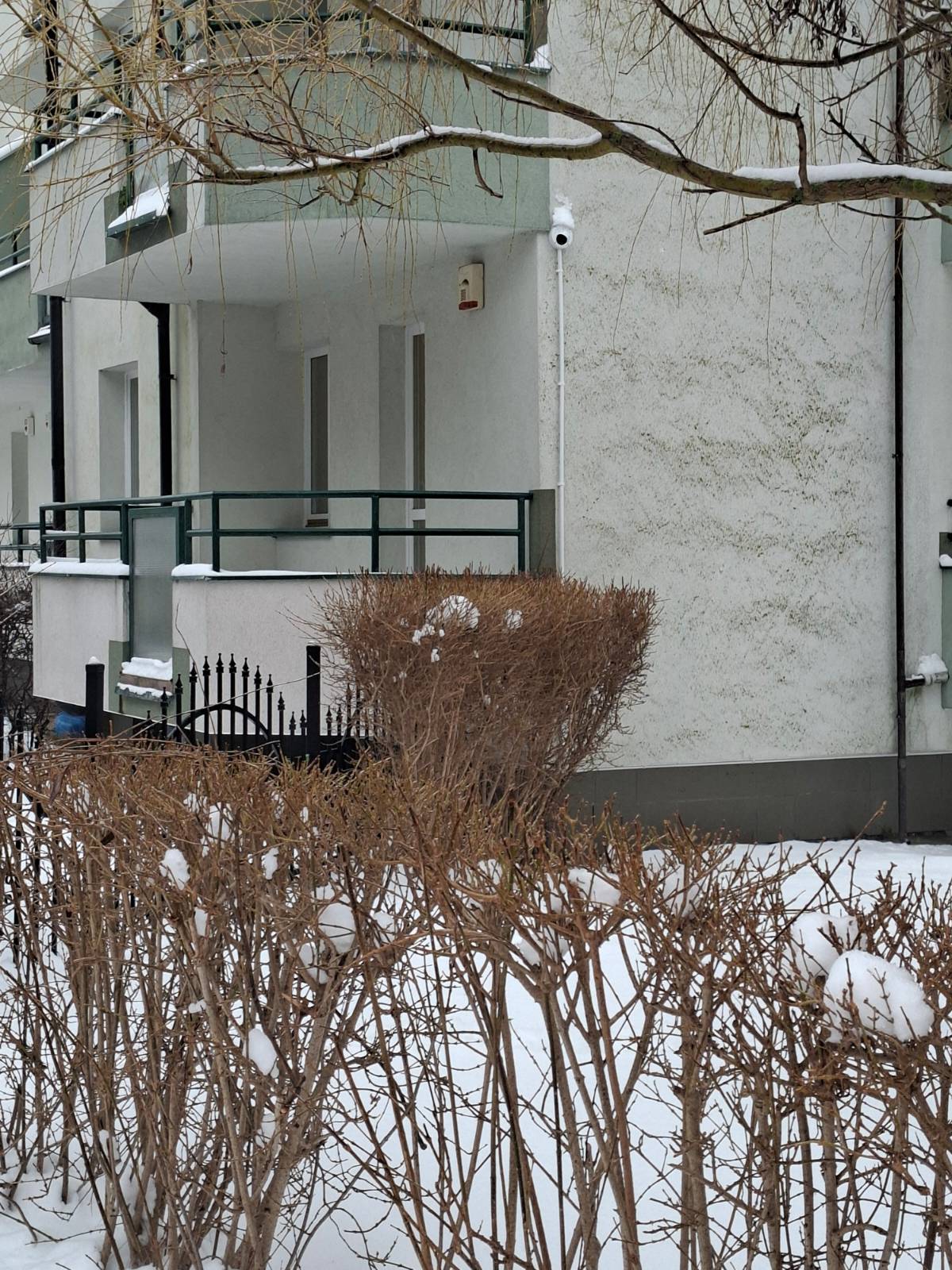 Kamera z widokiem na altanę śmietnikową przy budynku Góralska 15