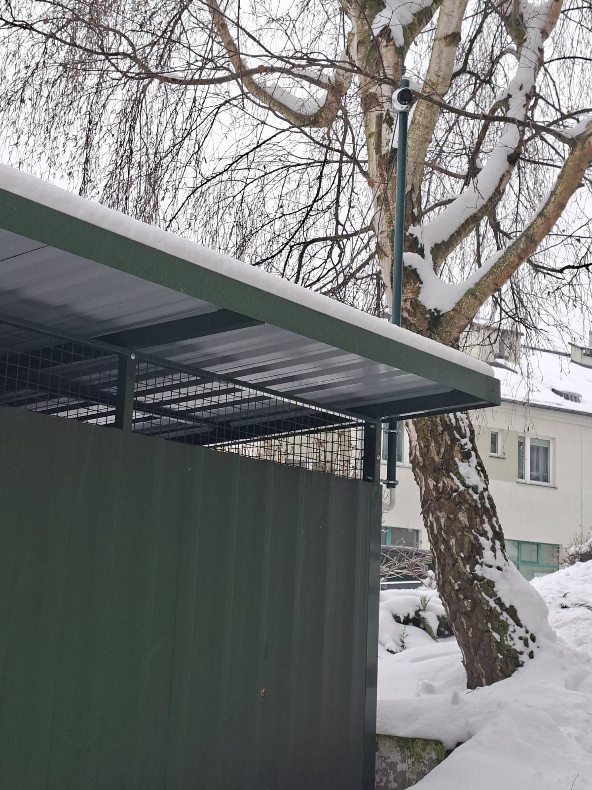 Kamera z widokiem na wejście do altany śmietnikowej między budynkami Góralska 19 i Niedźwiednik 37