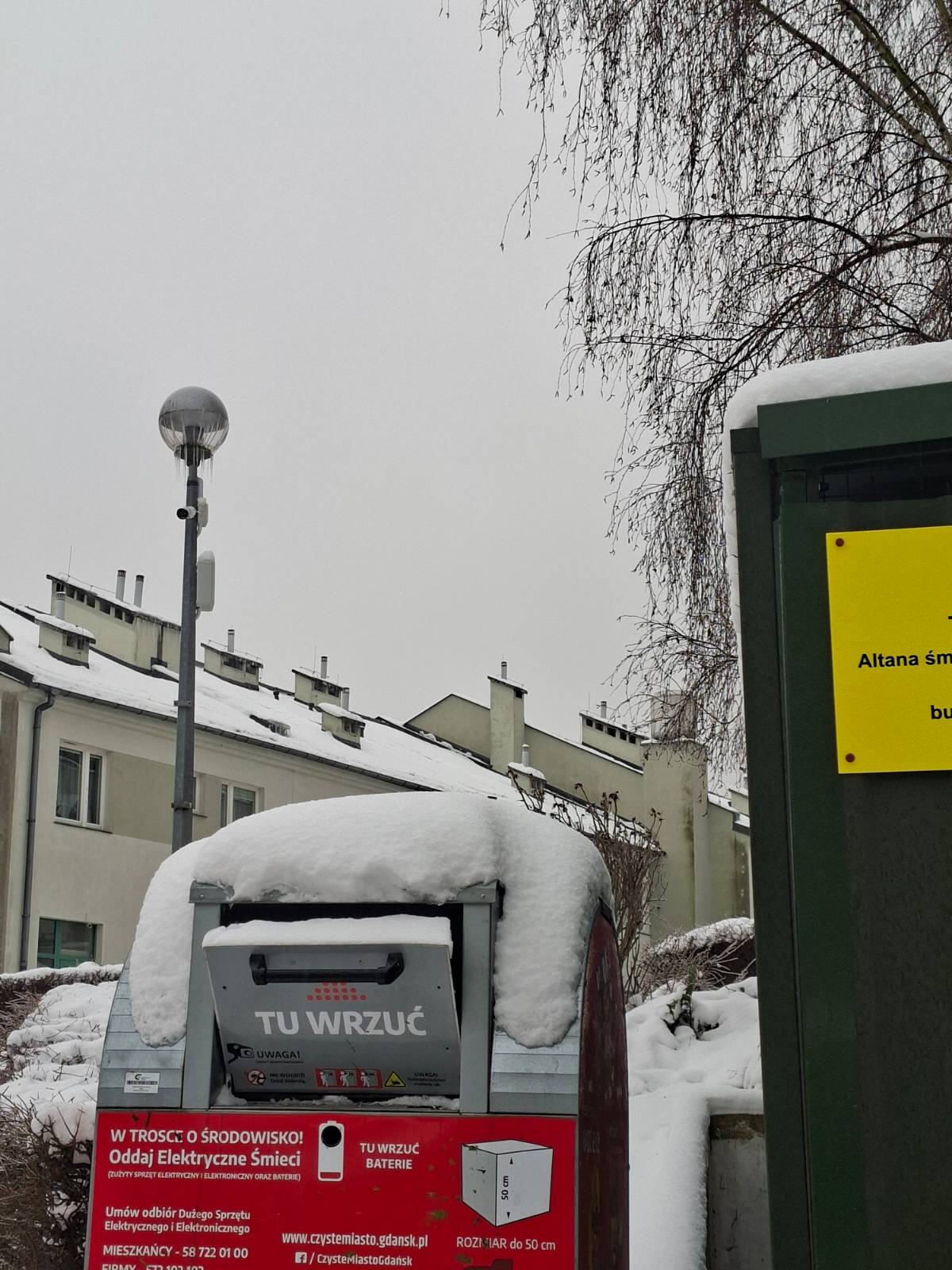 Kamera z widokiem na wyjazd z drogi wewnętrznej między budynkami Góralska 13 i Góralska 19