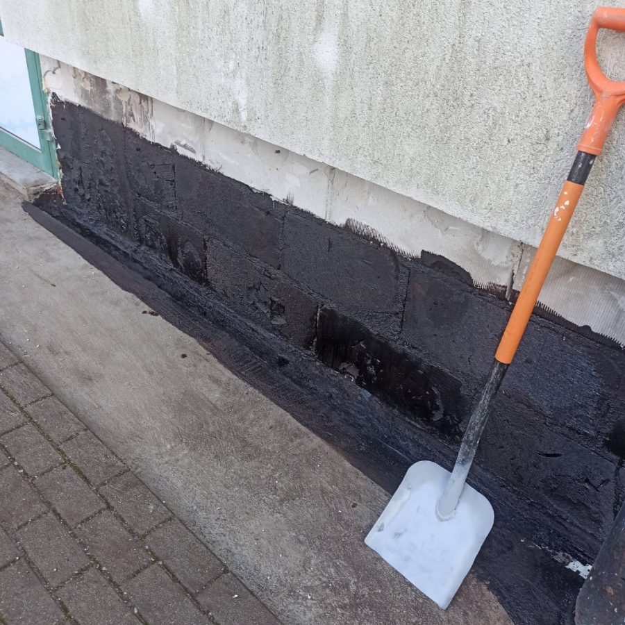 Usunięcie pozostałości styropianu i nałożenie wodoodpornej powłoki