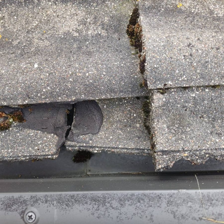 Uszkodzona płytka dachowa