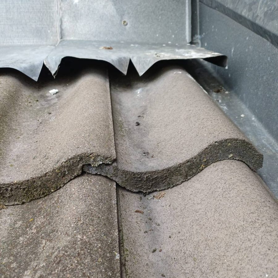 Odgięcie opierzenia nad dachówką