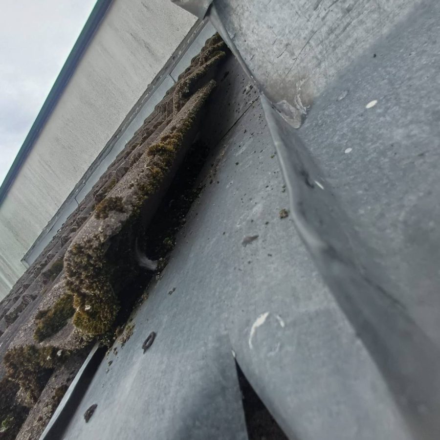 Nieprzylegające do opierzenia dachówki