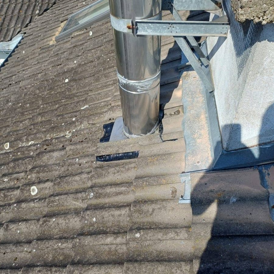 Założenie uszczelnienia u podstawy nakładki dachowej