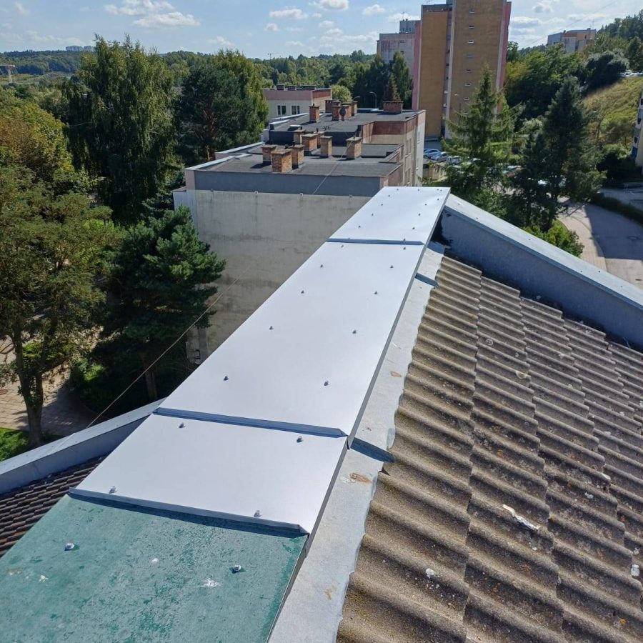 Założenie nowego opierzenia w miejsce starego, zużytego przez warunki zewnętrzne