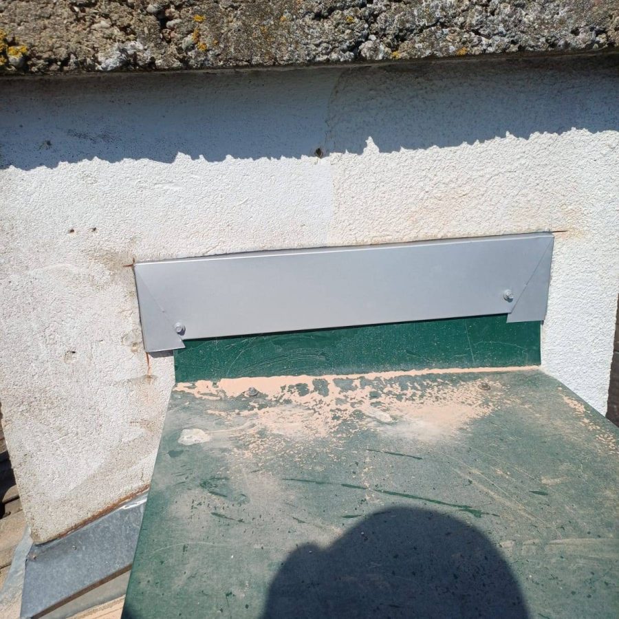 Założenie opierzenia w miejscu nieszczelności na kominie