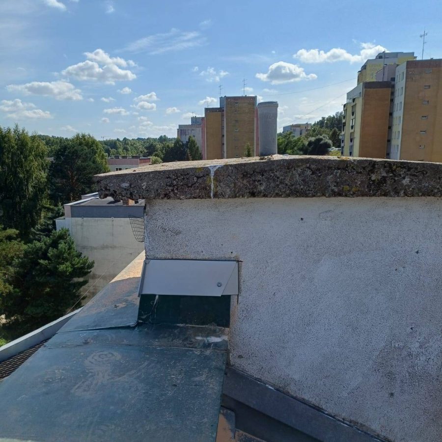 Nałożenie nakrycia blacharskiego, zapobiegając przedostawaniu się wody do nieszczelności