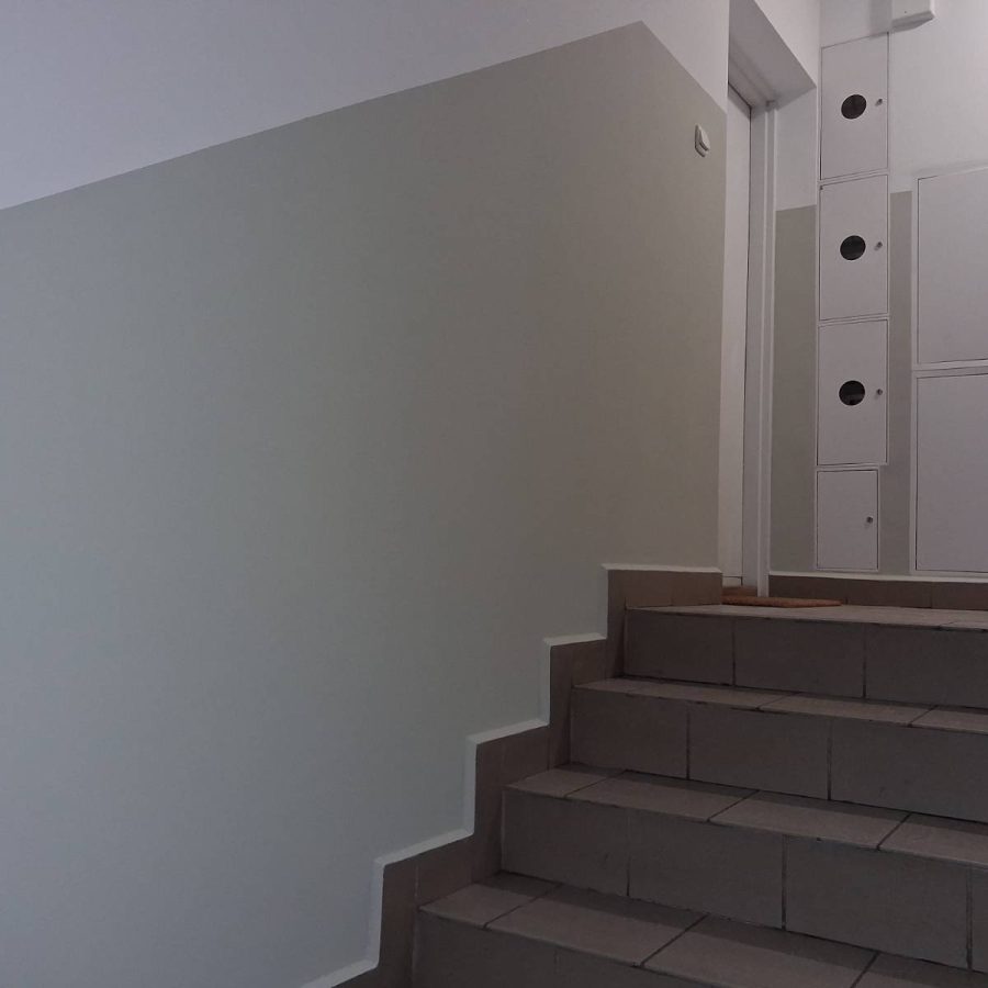 Odmalowana lewa część górnych schodów