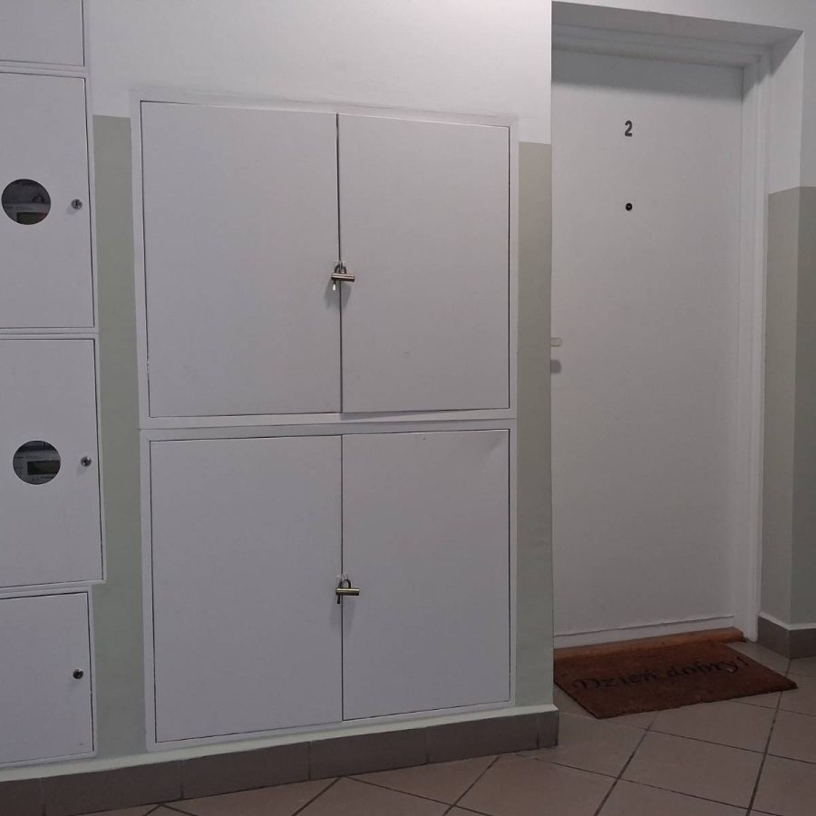 Odmalowane przy wejściach do lokali mieszkalnych